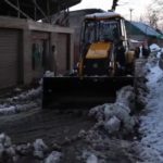 #Pulwama : R&B Pulwama Dept Busy In A Night Long Snow Clearance Operation At Pulwama Villages.
