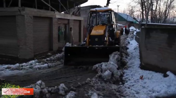 #Pulwama : R&B Pulwama Dept Busy In A Night Long Snow Clearance Operation At Pulwama Villages.