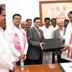 బడ్జెట్ ను పోచారం శ్రీనివాస్ రెడ్డికి అందించిన R&B మంత్రి వేముల ప్రశాంత్ రెడ్డి