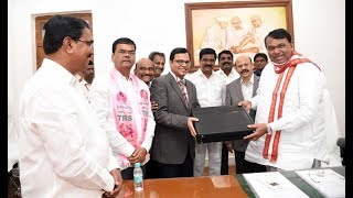 బడ్జెట్ ను పోచారం శ్రీనివాస్ రెడ్డికి అందించిన R&B మంత్రి వేముల ప్రశాంత్ రెడ్డి