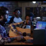 1) Guitare acoustique calme.  Amazement . Freedom Trail Studio R&B et Soul