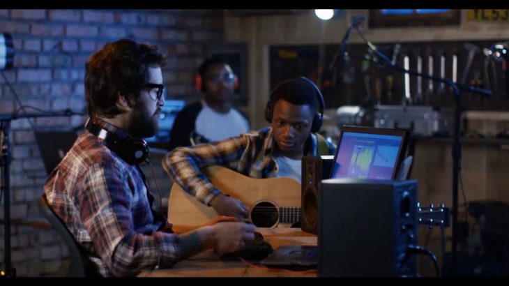 1) Guitare acoustique calme.  Amazement . Freedom Trail Studio R&B et Soul