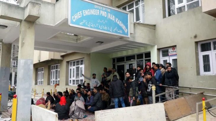 Kashmir R&B daily wager protest for salaries’ release