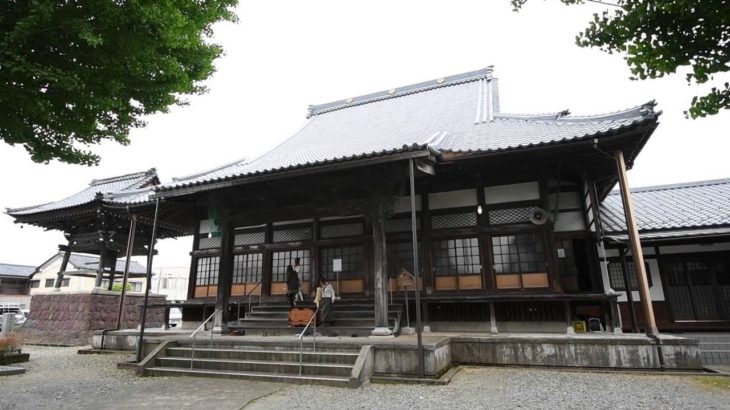 テクノ音楽法要でお寺に親しんで