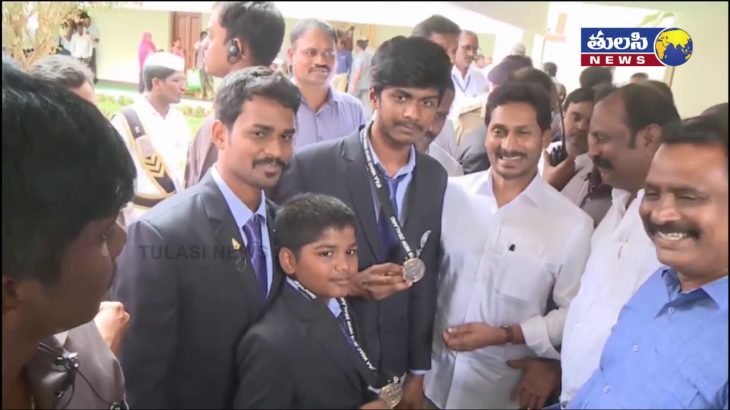 సీఎం జగన్ పులివెందుల పర్యటన | CM Jagan Meets locals at R&B guest house in Pulivendula Consistuency