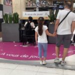 【パリ駅🇫🇷】日本人女性が国民的人気アニソンメドレーを弾いたら女の子が驚きの反応wwww